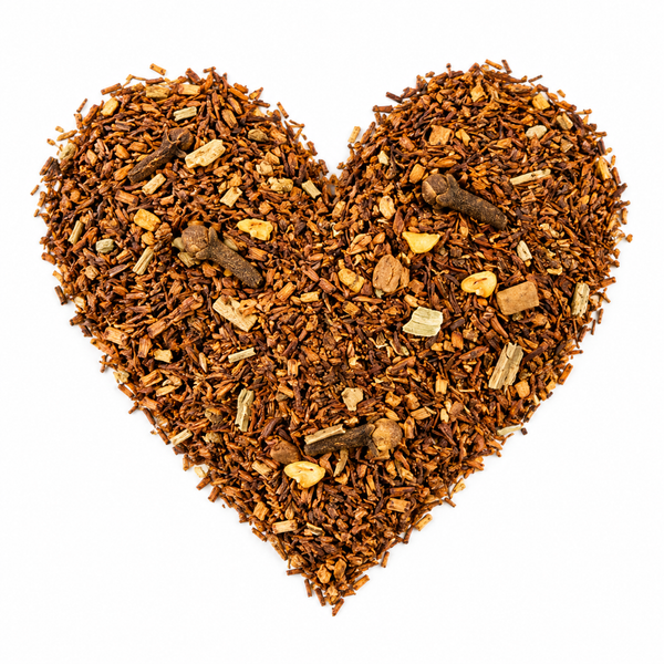 Heta stunder – rooibos arrangerat som ett hjärta på vit bakgrund