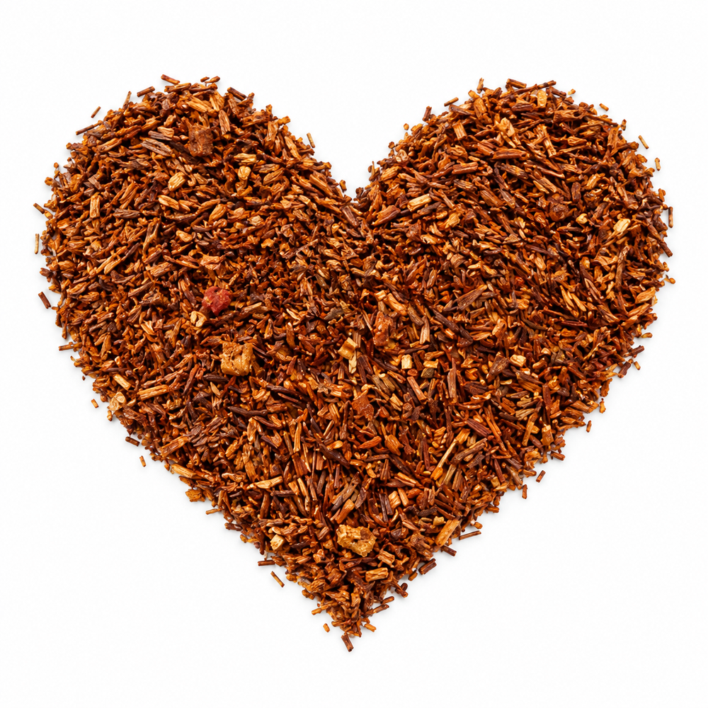 Jordgubb/vanilj – rooibos arrangerat som ett hjärta på vit bakgrund