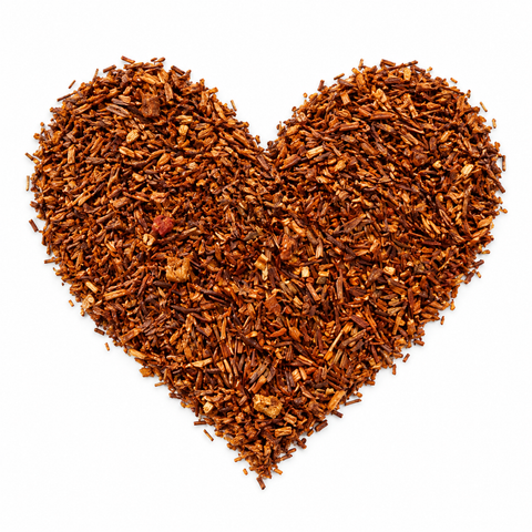 Jordgubb/vanilj – rooibos arrangerat som ett hjärta på vit bakgrund