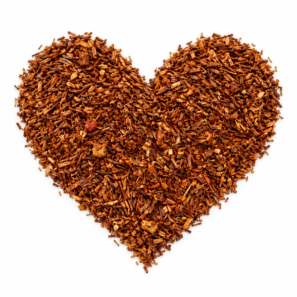 Jordgubb/vanilj – rooibos arrangerat som ett hjärta på vit bakgrund