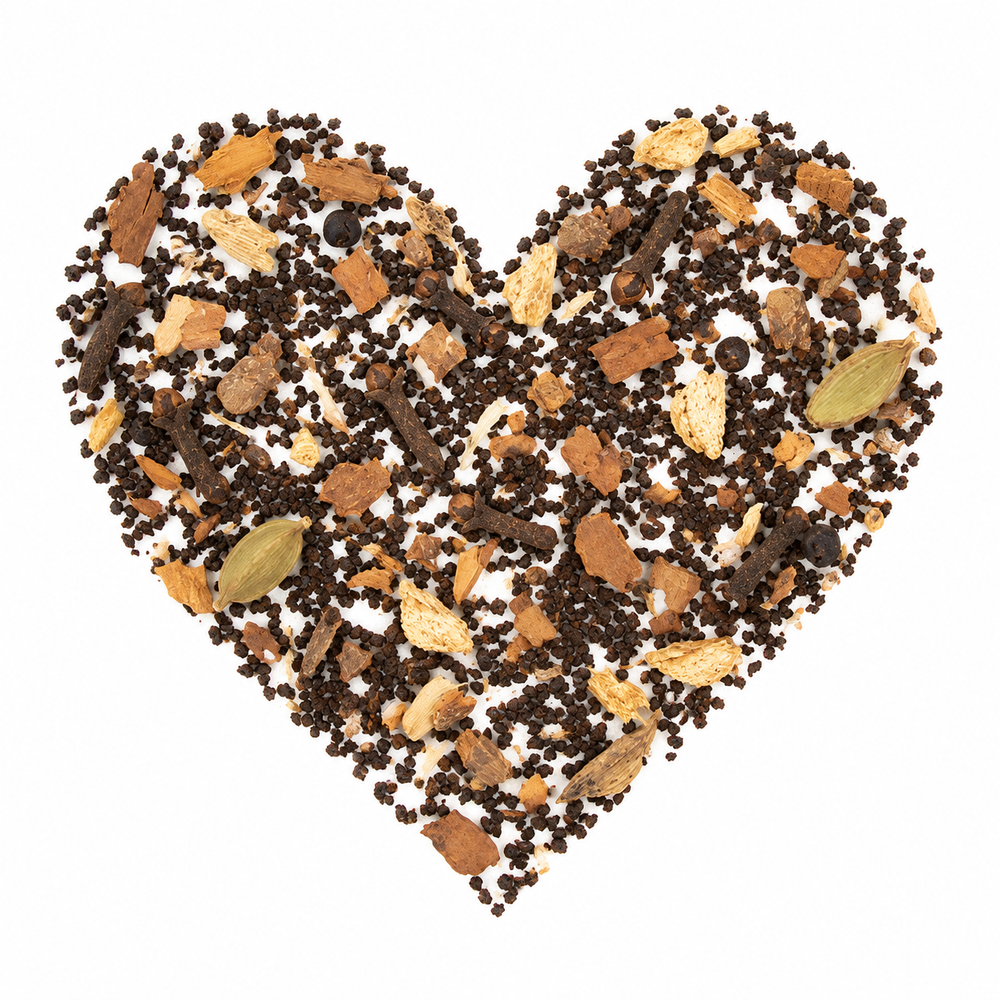 Masala chai – svart te arrangerat som ett hjärta på vit bakgrund