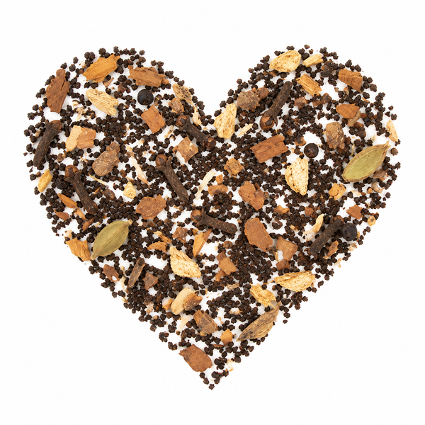 Masala chai – svart te arrangerat som ett hjärta på vit bakgrund