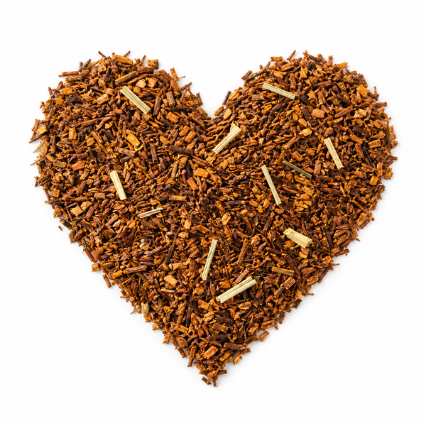 Persika/passion – rooibos arrangerat som ett hjärta på vit bakgrund