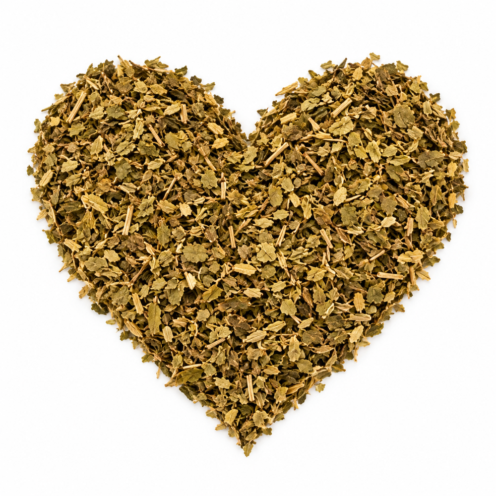 Yerba mate – ört- och kryddte arrangerat som ett hjärta på vit bakgrund
