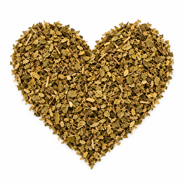 Yerba mate – ört- och kryddte arrangerat som ett hjärta på vit bakgrund